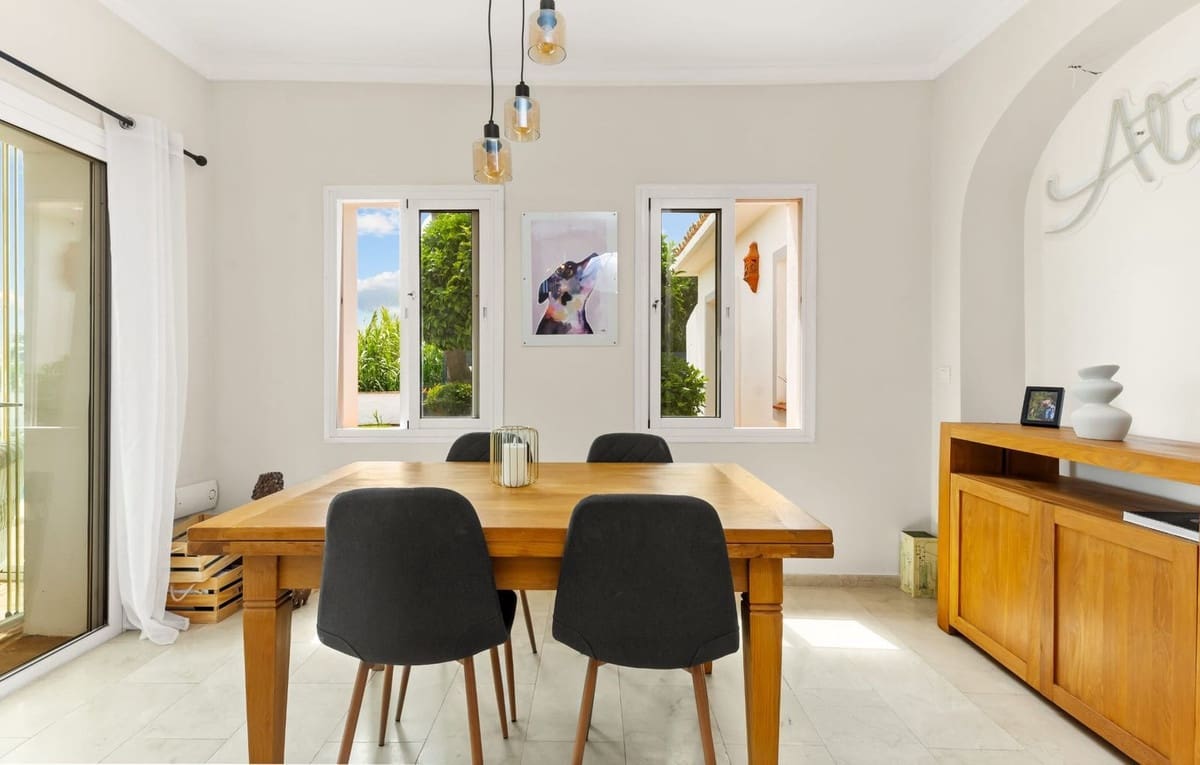 3 bedroom Villa for sale in Estepona with pool garage - € 825,000 (Ref: 9850189)