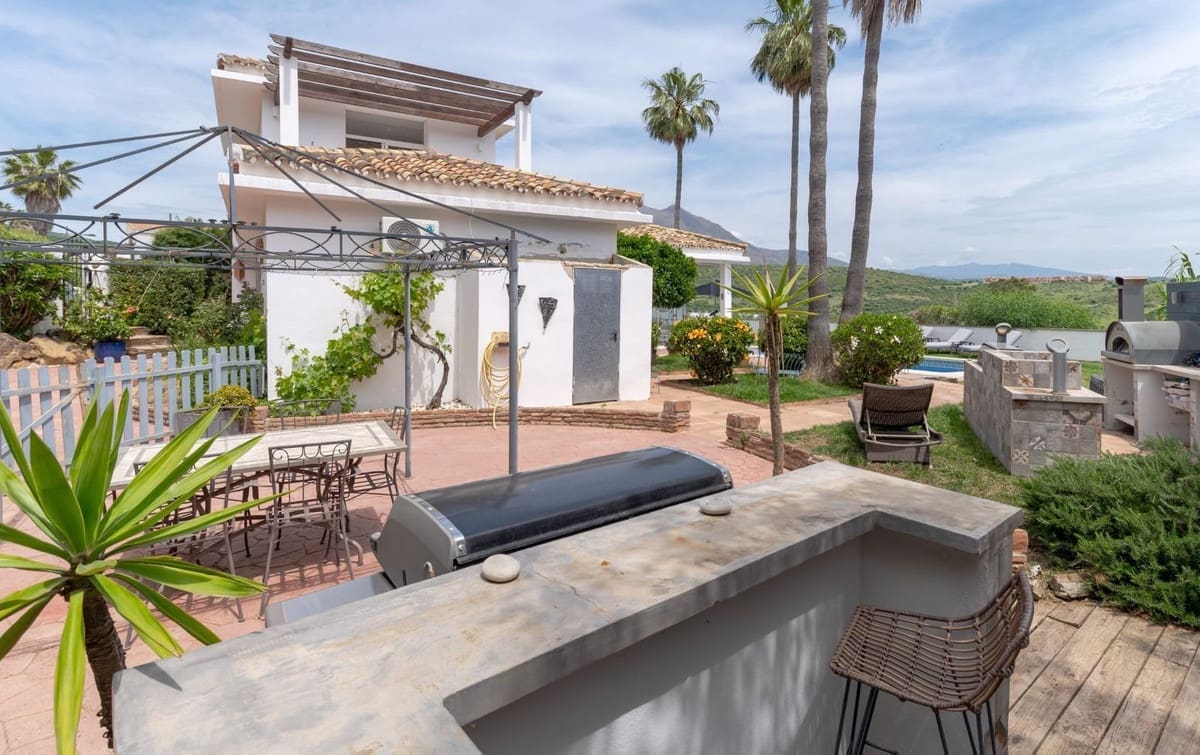 3 bedroom Villa for sale in Estepona with pool garage - € 825,000 (Ref: 9850189)