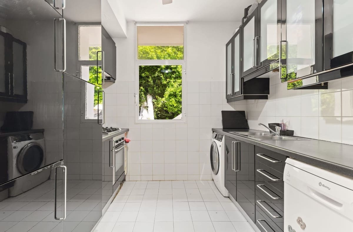 3 bedroom Villa for sale in Estepona with pool garage - € 825,000 (Ref: 9850189)