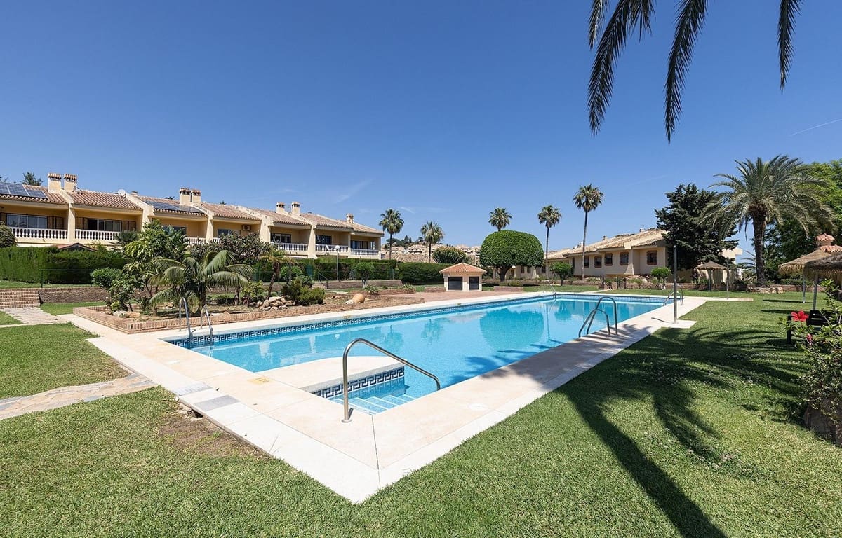 2 Zimmer Haus zu verkaufen in Torrequebrada mit Pool Garage - 435.000 € (Ref: 9863879)