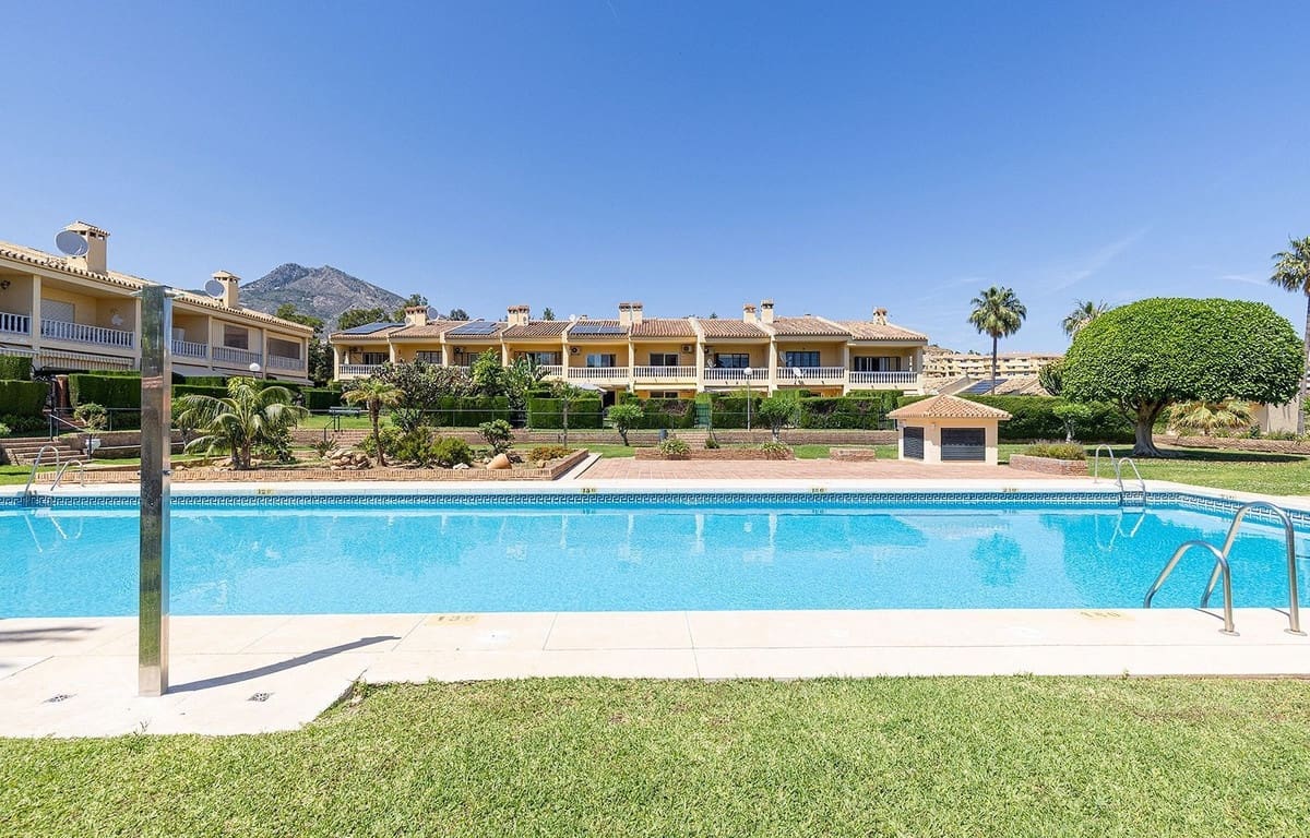 2 Zimmer Haus zu verkaufen in Torrequebrada mit Pool Garage - 435.000 € (Ref: 9863879)