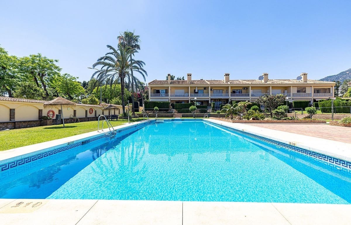 2 Zimmer Haus zu verkaufen in Torrequebrada mit Pool Garage - 435.000 € (Ref: 9863879)