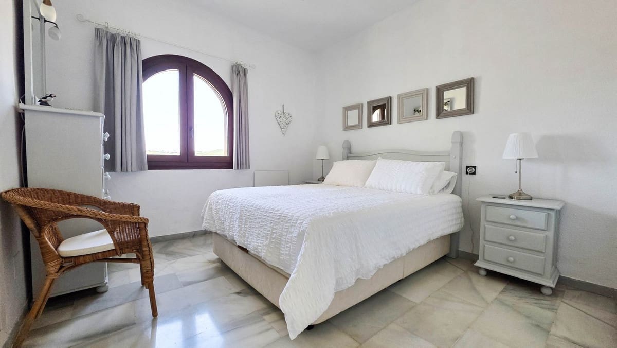 3 sovrum Hus till salu i La Duquesa / Puerto de la Duquesa med pool - 485 000 € (Ref: 9865574)
