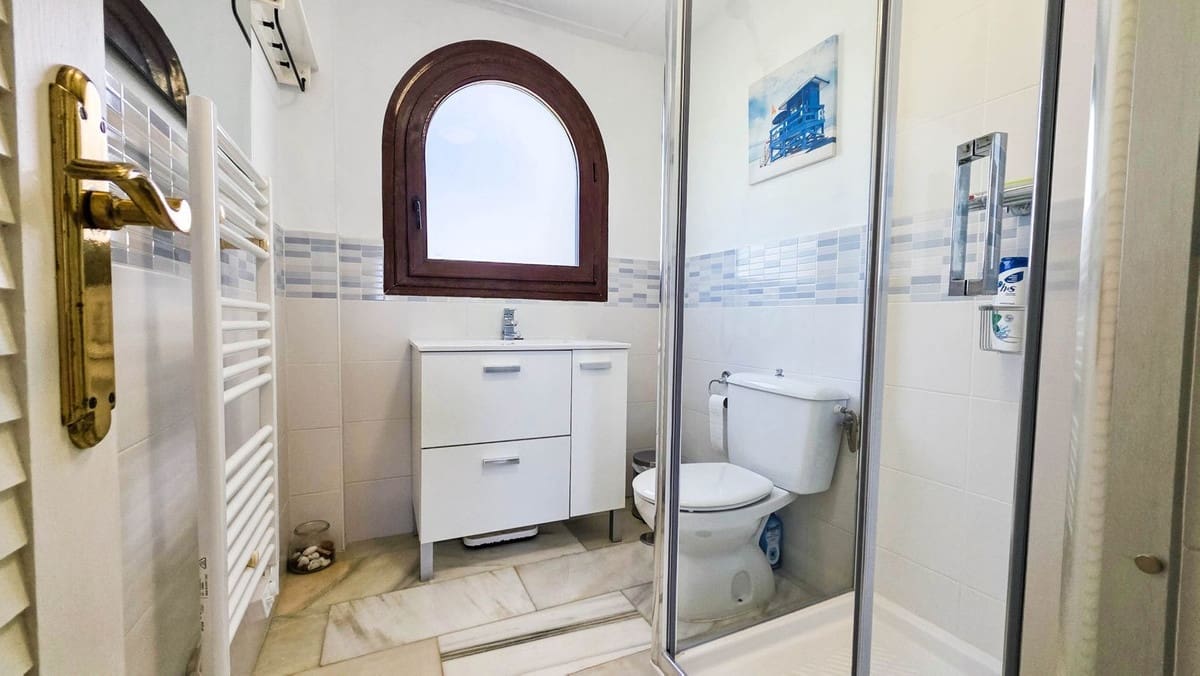 3 sovrum Hus till salu i La Duquesa / Puerto de la Duquesa med pool - 485 000 € (Ref: 9865574)