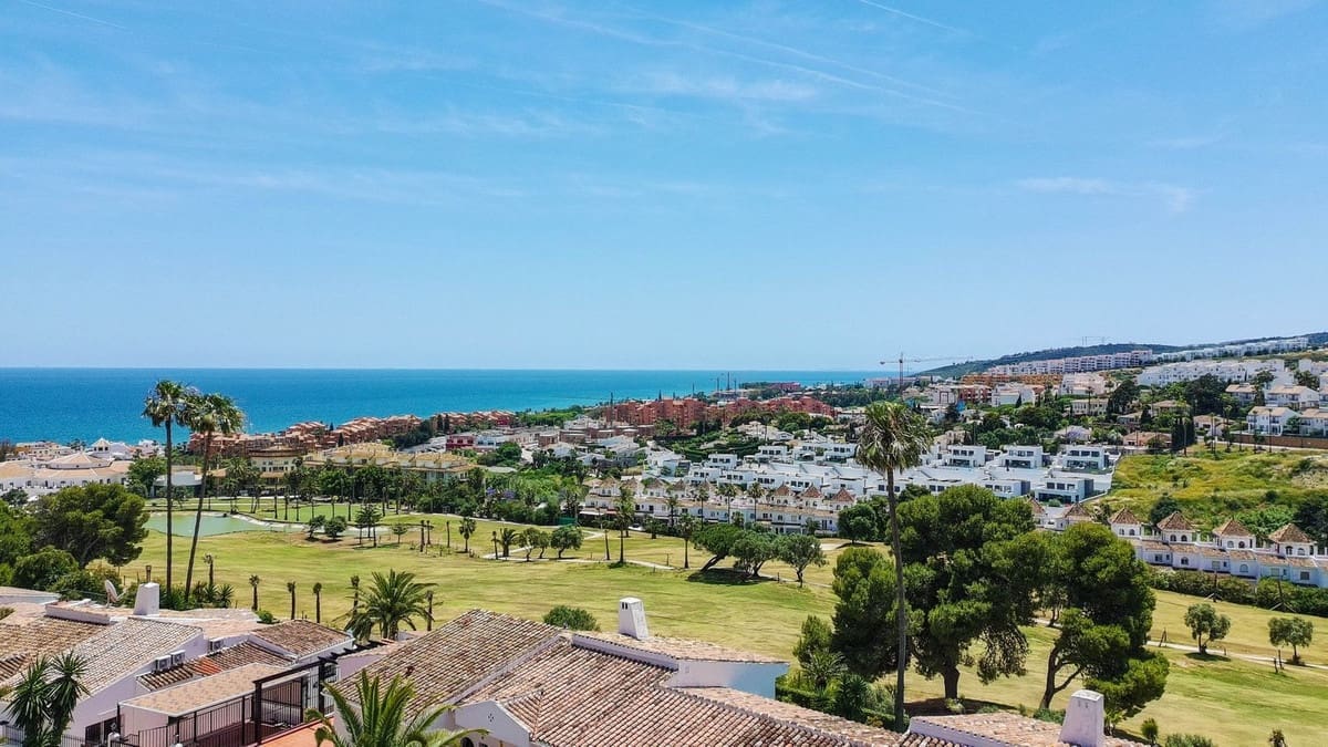 3 sovrum Hus till salu i La Duquesa / Puerto de la Duquesa med pool - 485 000 € (Ref: 9865574)