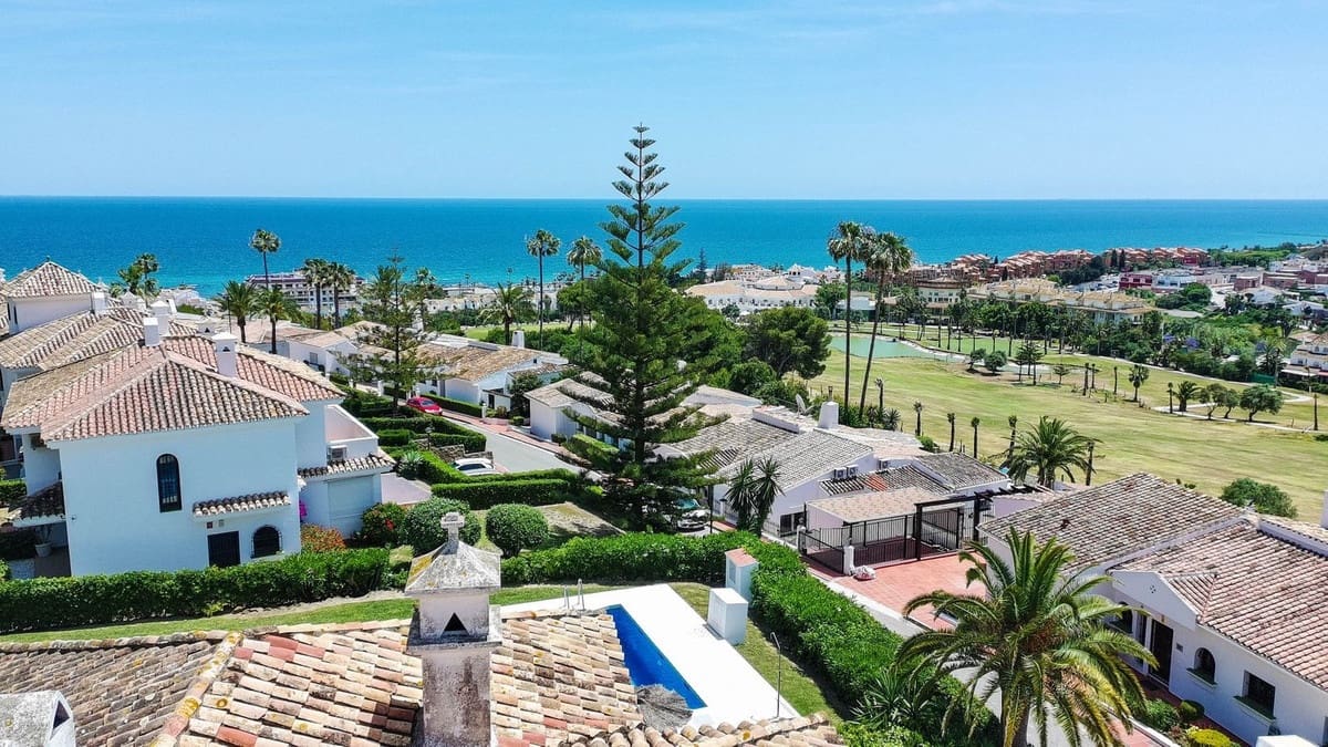 3 sovrum Hus till salu i La Duquesa / Puerto de la Duquesa med pool - 485 000 € (Ref: 9865574)