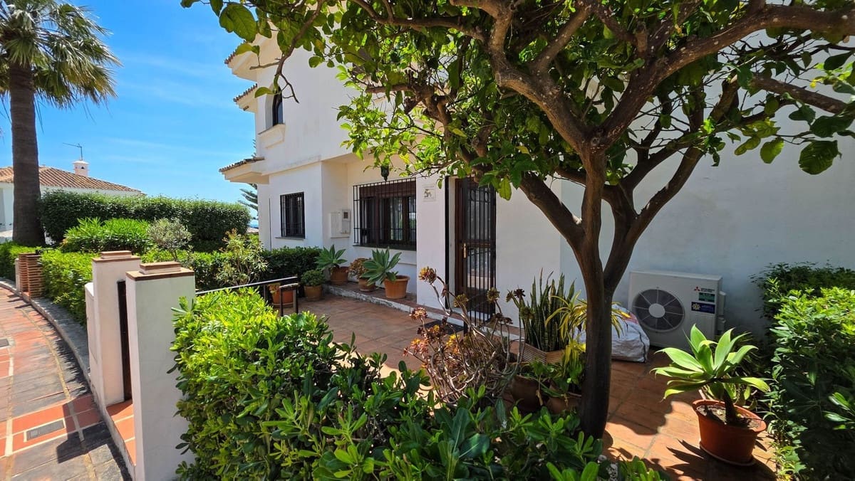 3 sovrum Hus till salu i La Duquesa / Puerto de la Duquesa med pool - 485 000 € (Ref: 9865574)