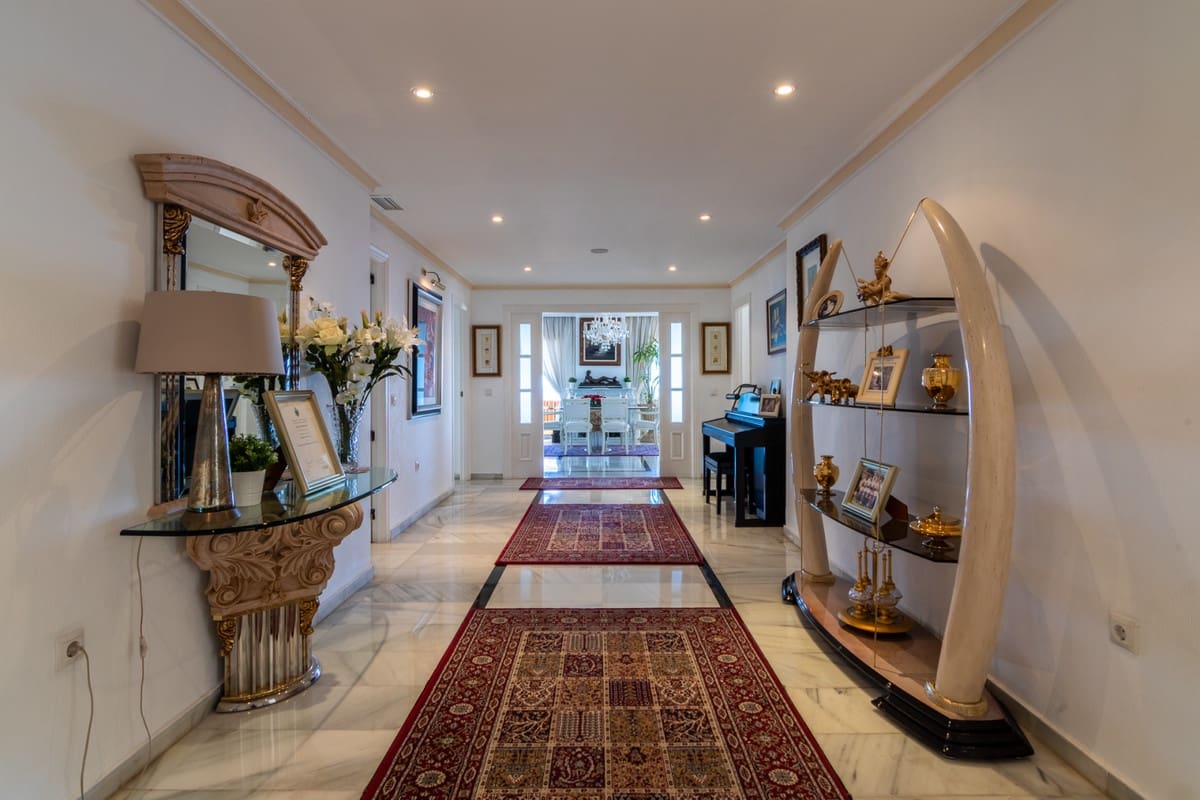 4 bedroom Apartment for sale in Fuengirola with garage - € 1,630,000 (Ref: 9865966)