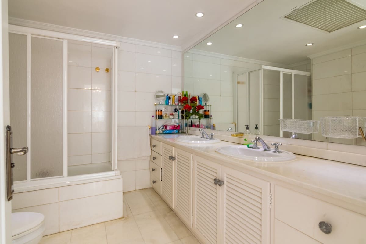 4 bedroom Apartment for sale in Fuengirola with garage - € 1,630,000 (Ref: 9865966)