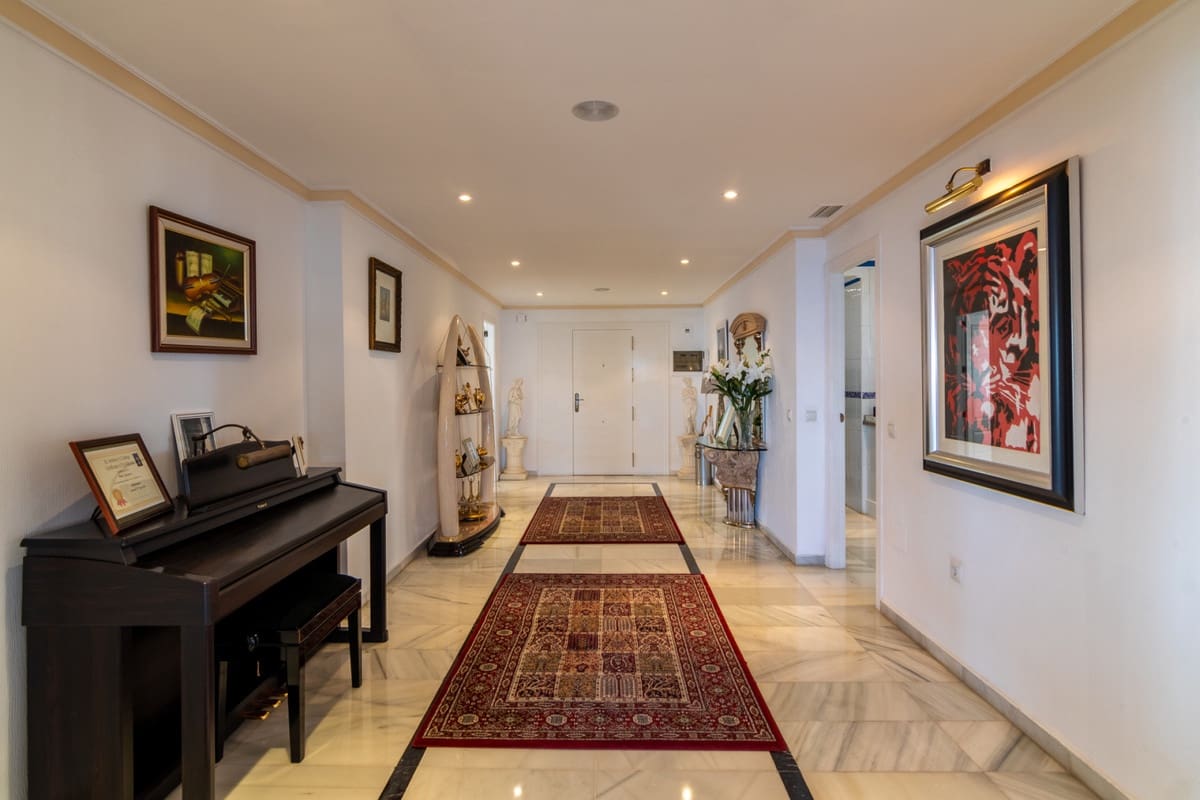 4 bedroom Apartment for sale in Fuengirola with garage - € 1,630,000 (Ref: 9865966)