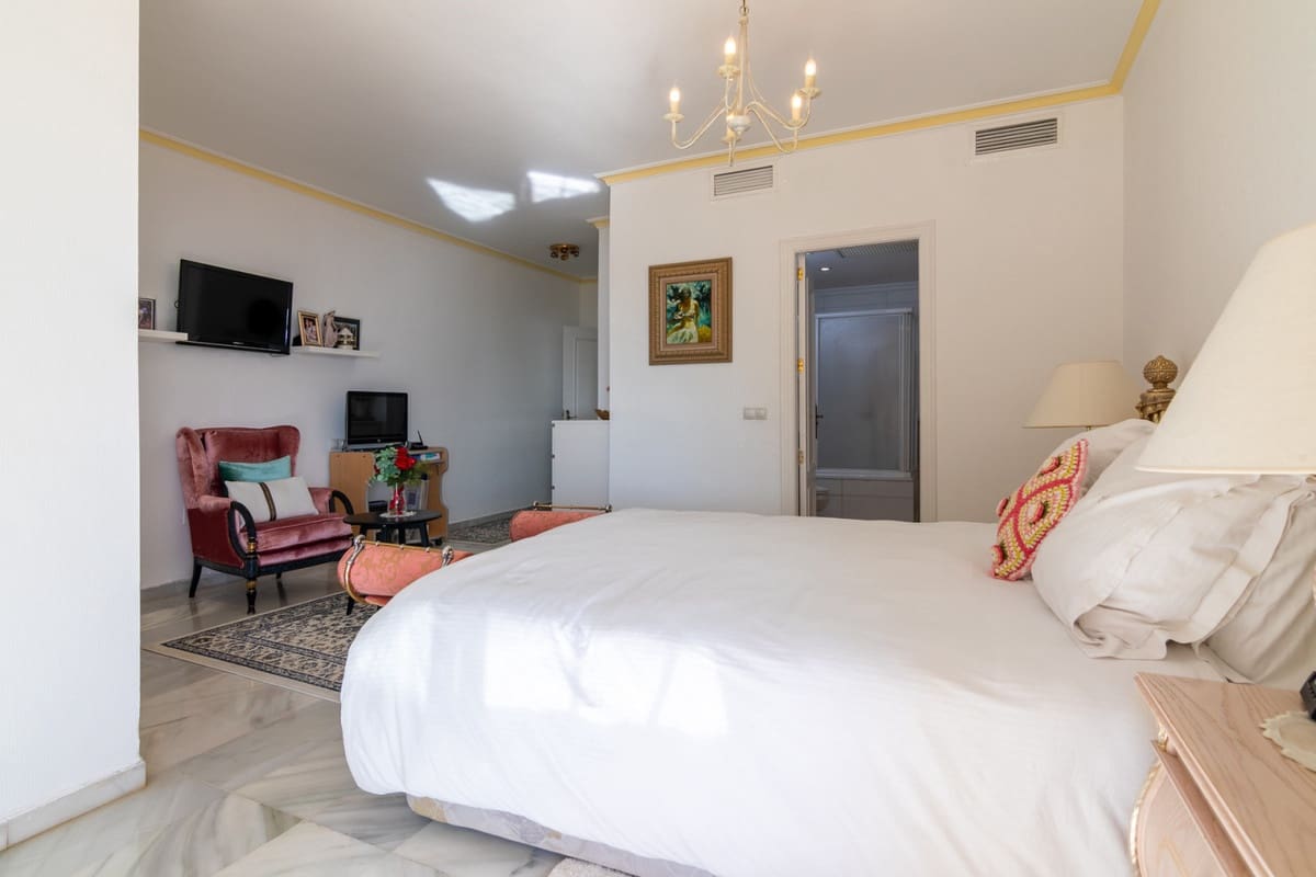 4 bedroom Apartment for sale in Fuengirola with garage - € 1,630,000 (Ref: 9865966)