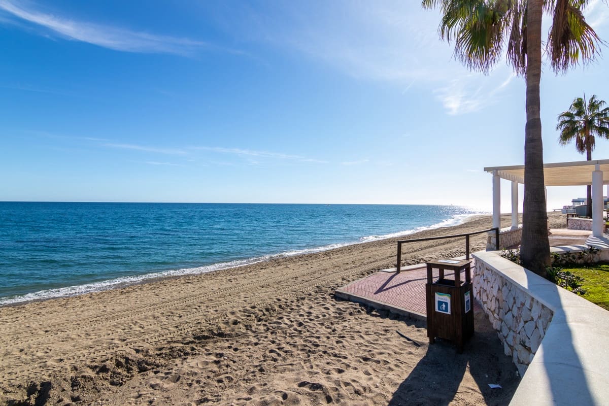 4 bedroom Apartment for sale in Fuengirola with garage - € 1,630,000 (Ref: 9865966)