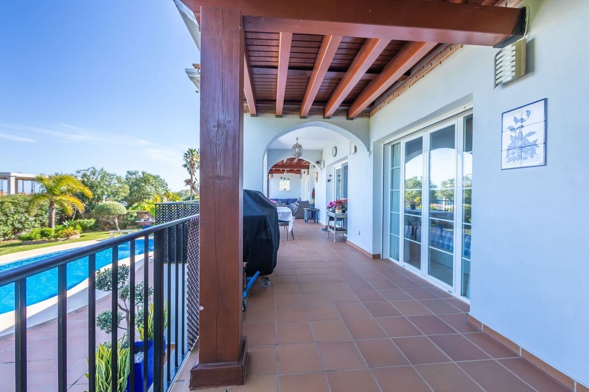 3 soveværelse Villa til salg i La Duquesa / Puerto de la Duquesa med swimmingpool garage - € 870.000 (Ref: 9872306)