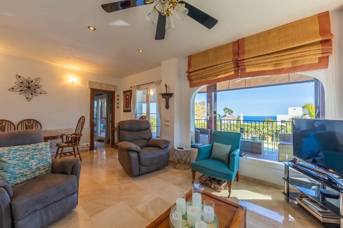 3 soveværelse Villa til salg i La Duquesa / Puerto de la Duquesa med swimmingpool garage - € 870.000 (Ref: 9872306)