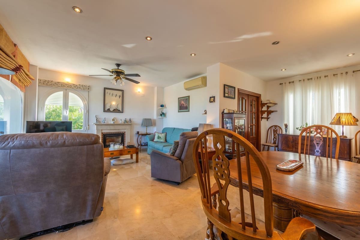3 soveværelse Villa til salg i La Duquesa / Puerto de la Duquesa med swimmingpool garage - € 870.000 (Ref: 9872306)