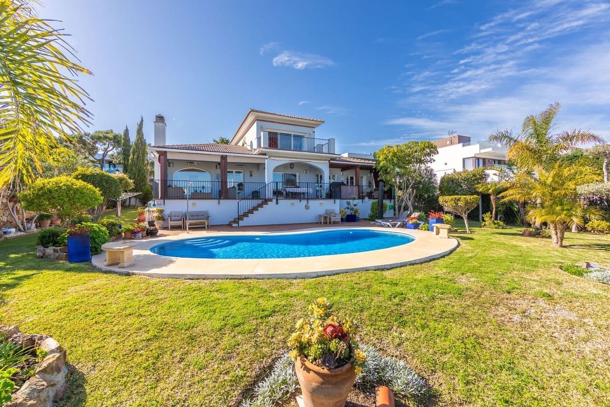 3 soveværelse Villa til salg i La Duquesa / Puerto de la Duquesa med swimmingpool garage - € 870.000 (Ref: 9872306)