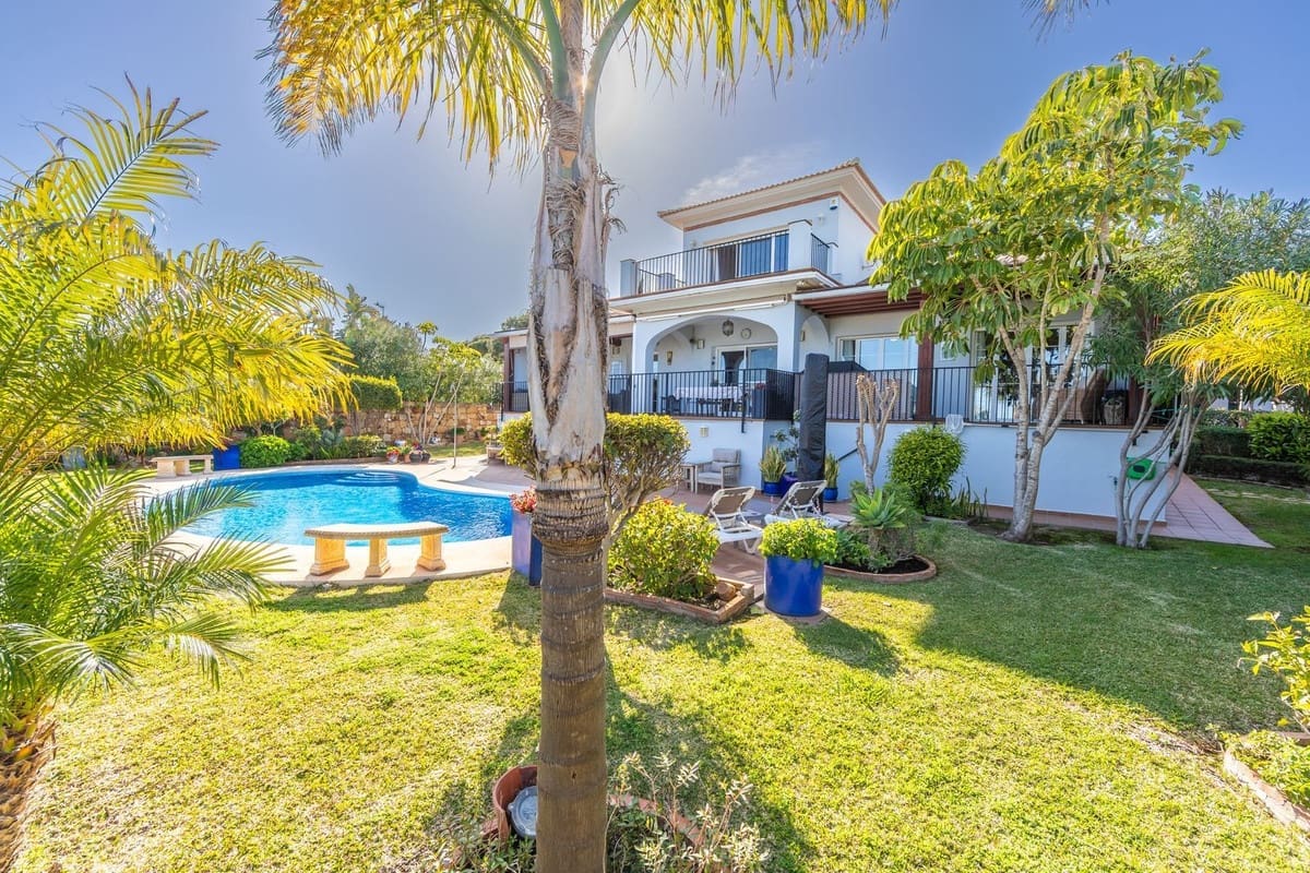 3 soveværelse Villa til salg i La Duquesa / Puerto de la Duquesa med swimmingpool garage - € 870.000 (Ref: 9872306)
