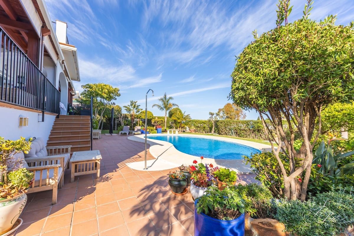 3 soveværelse Villa til salg i La Duquesa / Puerto de la Duquesa med swimmingpool garage - € 870.000 (Ref: 9872306)