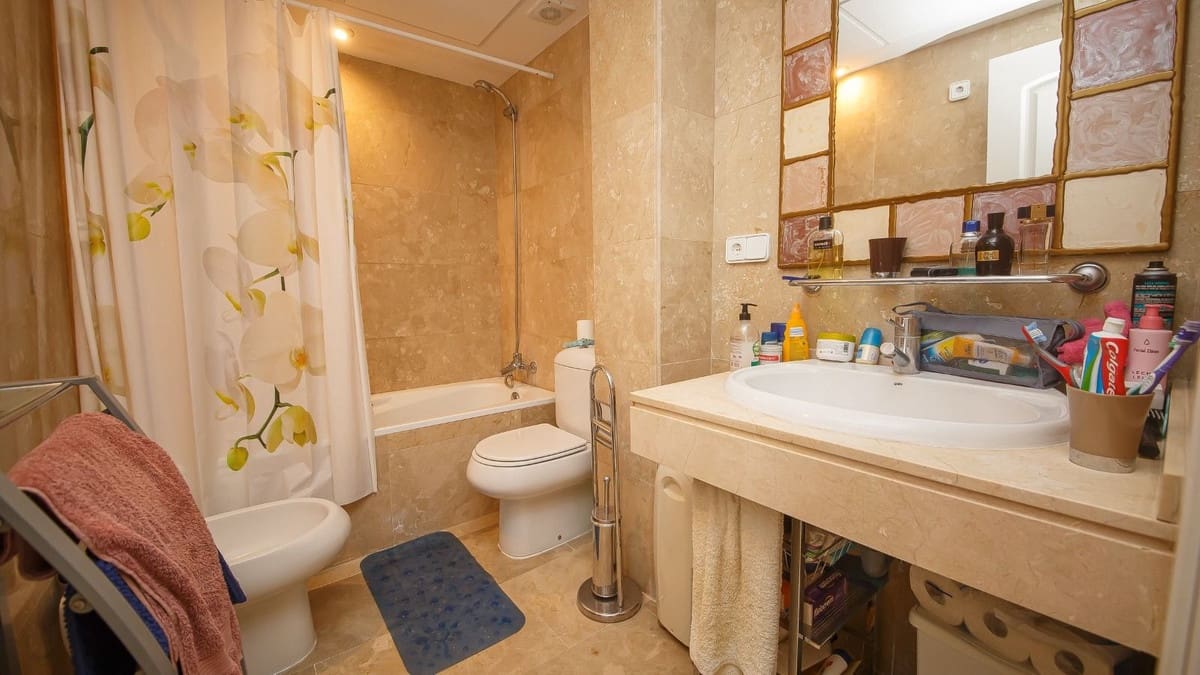 Apartamento de 1 habitación en La Duquesa / Puerto de la Duquesa en venta con piscina garaje - 180.000 € (Ref: 9874116)