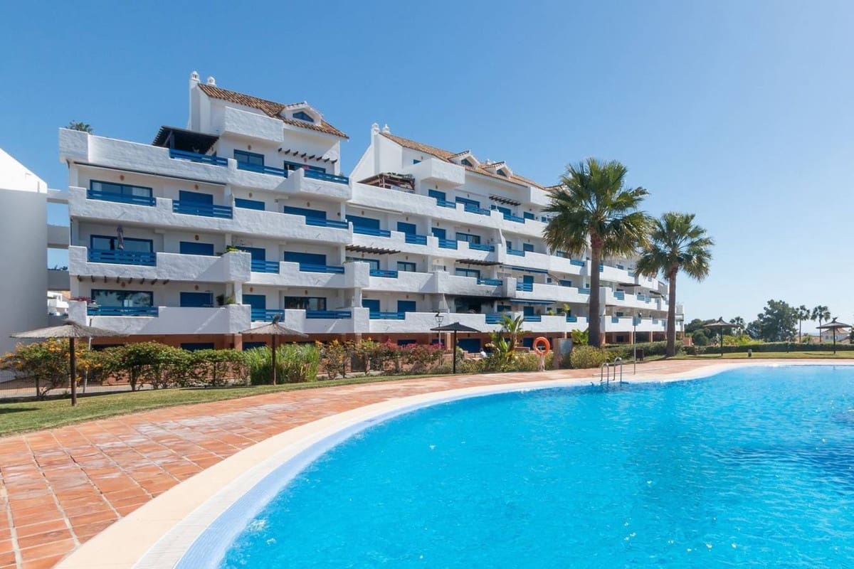 1 bedroom Apartment for sale in La Duquesa / Puerto de la Duquesa with pool garage - € 180,000 (Ref: 9874116)