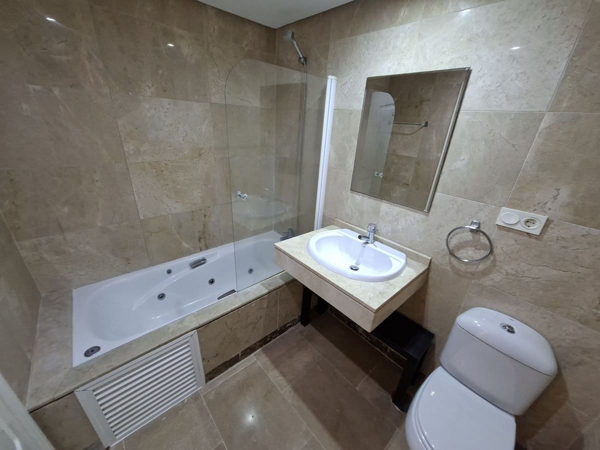 2 makuuhuone Huoneisto myytävänä paikassa La Duquesa / Puerto de la Duquesa mukana uima-altaan 
autotalli - 245 000 € (Ref: 9877163)
