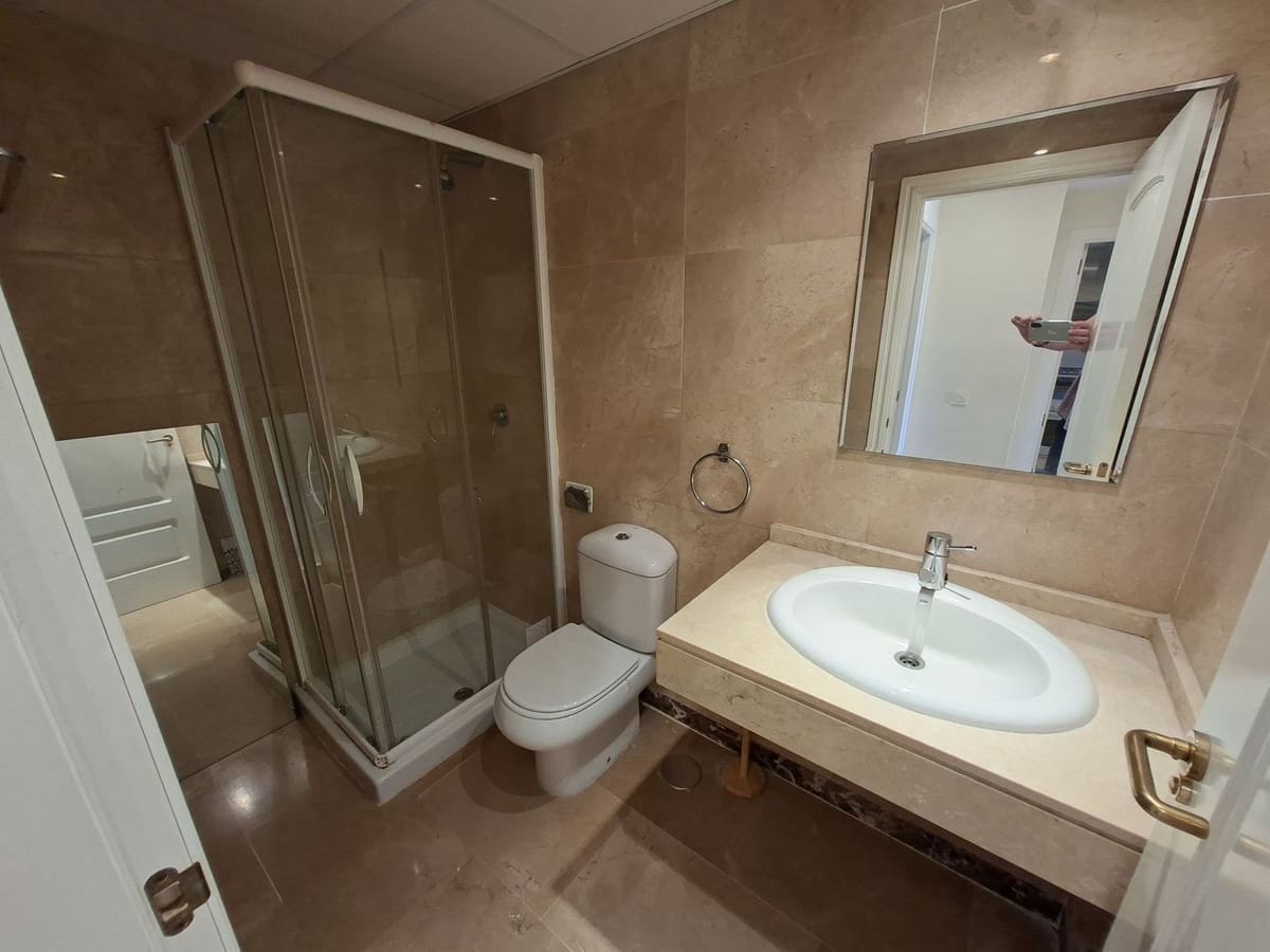 2 makuuhuone Huoneisto myytävänä paikassa La Duquesa / Puerto de la Duquesa mukana uima-altaan 
autotalli - 245 000 € (Ref: 9877163)