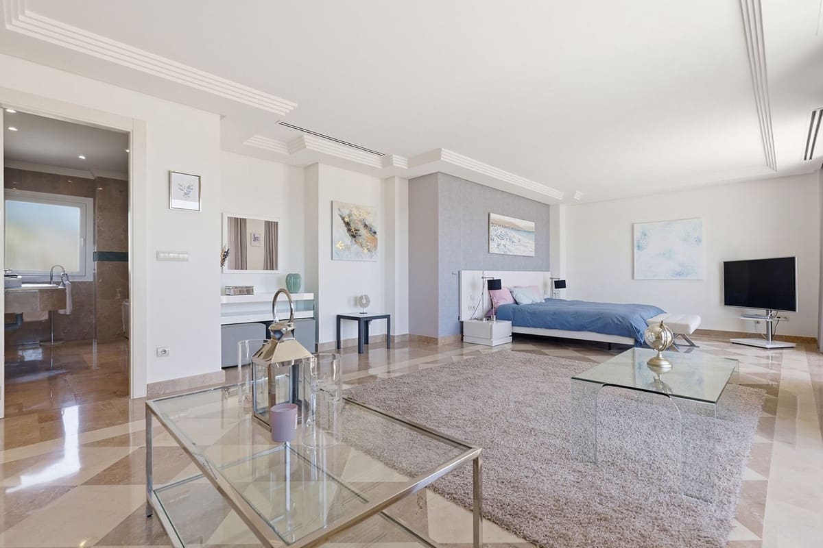 2 soveværelse Lejlighed til salg i Nueva Andalucia med swimmingpool garage - € 895.000 (Ref: 9892870)