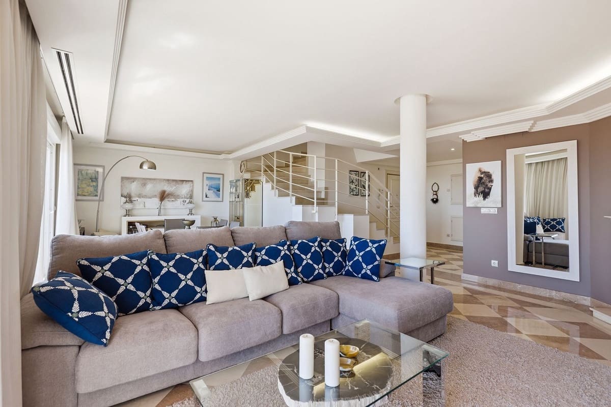 2 soveværelse Lejlighed til salg i Nueva Andalucia med swimmingpool garage - € 895.000 (Ref: 9892870)