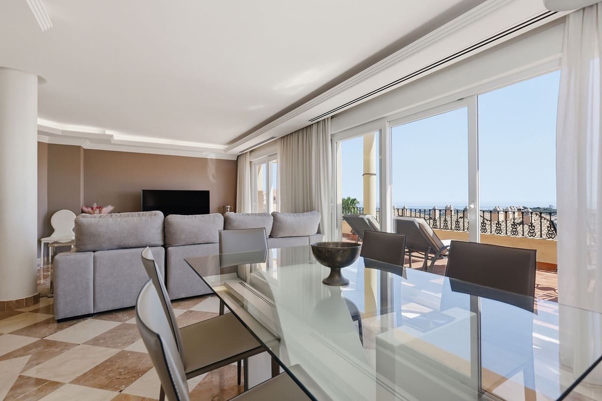 2 soveværelse Lejlighed til salg i Nueva Andalucia med swimmingpool garage - € 895.000 (Ref: 9892870)