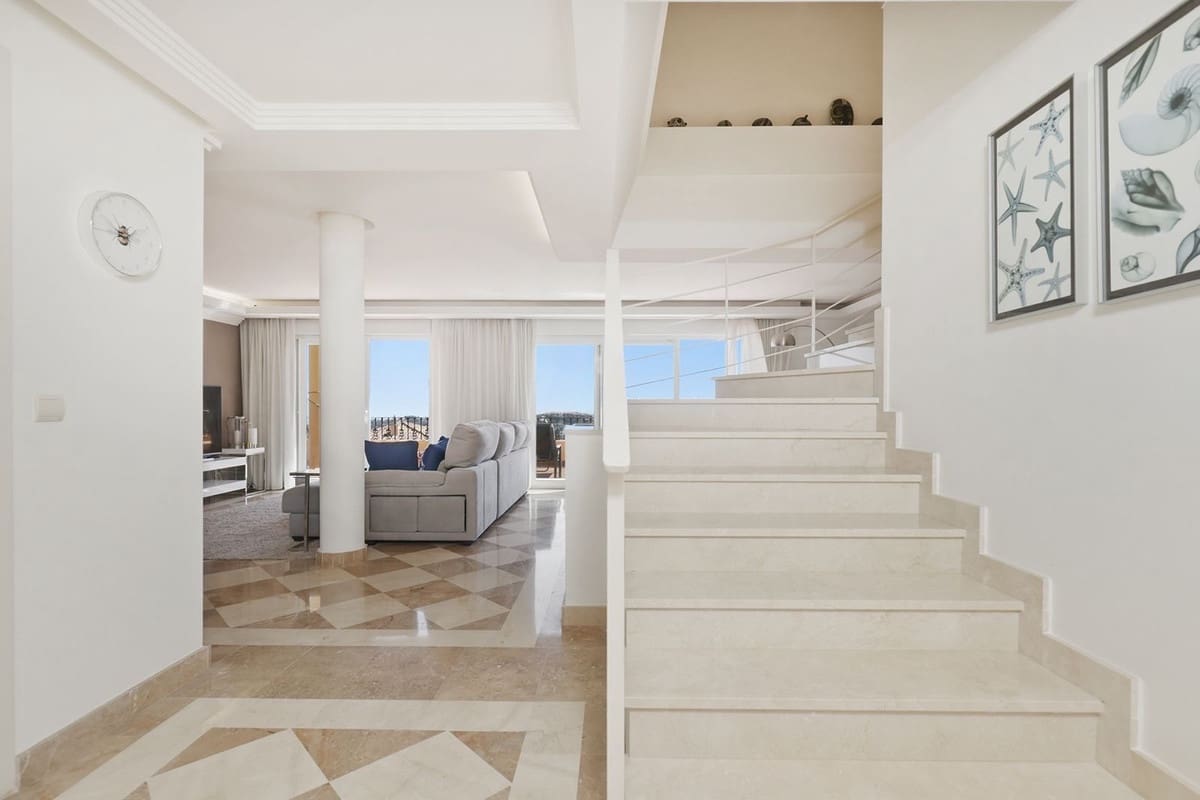 2 soveværelse Lejlighed til salg i Nueva Andalucia med swimmingpool garage - € 895.000 (Ref: 9892870)