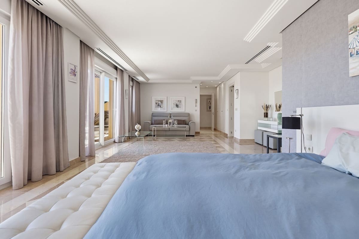 2 soveværelse Lejlighed til salg i Nueva Andalucia med swimmingpool garage - € 895.000 (Ref: 9892870)