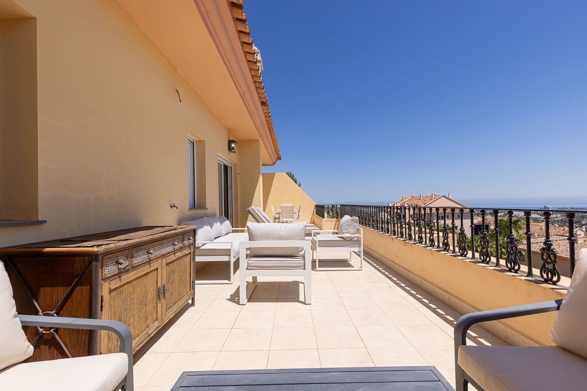 2 soveværelse Lejlighed til salg i Nueva Andalucia med swimmingpool garage - € 895.000 (Ref: 9892870)