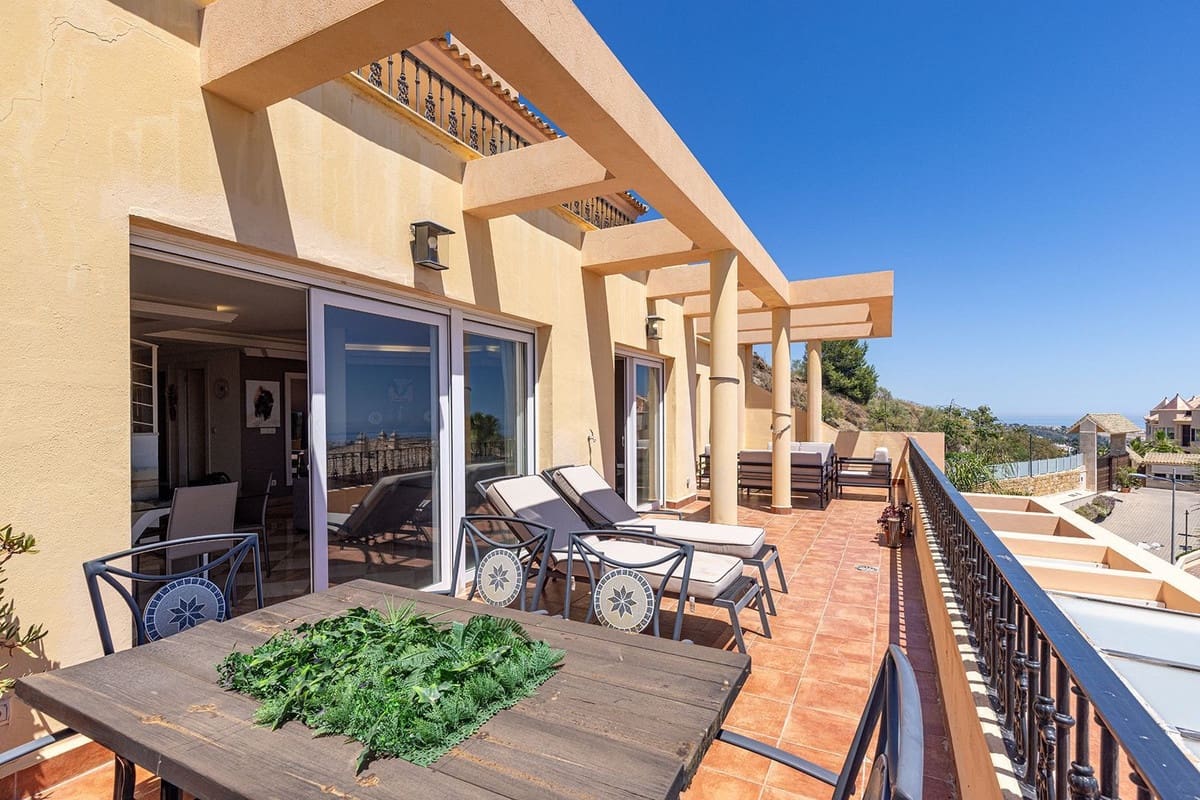 2 soveværelse Lejlighed til salg i Nueva Andalucia med swimmingpool garage - € 895.000 (Ref: 9892870)
