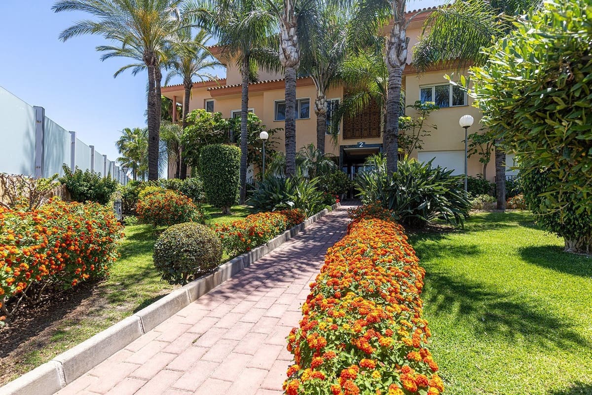 2 soveværelse Lejlighed til salg i Nueva Andalucia med swimmingpool garage - € 895.000 (Ref: 9892870)