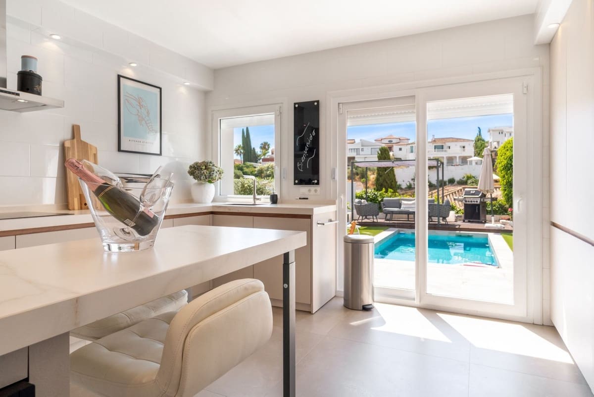 4 slaapkamer Villa te koop in Mijas Costa met zwembad garage - € 1.120.000 (Ref: 9892871)