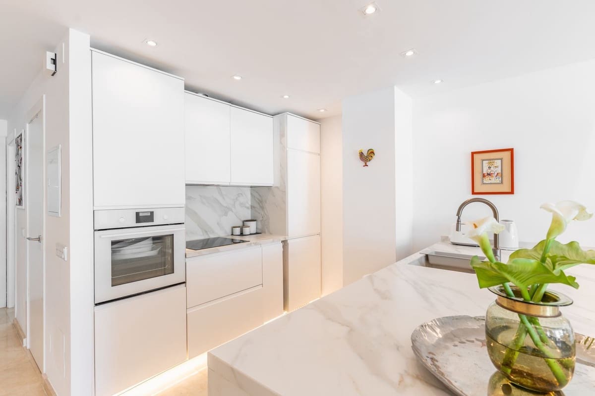 2 sovrum Lägenhet till salu i Estepona med pool garage - 950 000 € (Ref: 9892872)