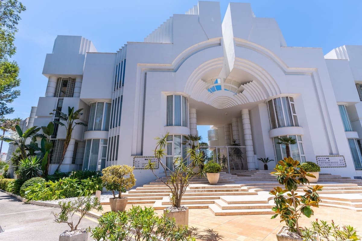 2 sovrum Lägenhet till salu i Estepona med pool garage - 950 000 € (Ref: 9892872)