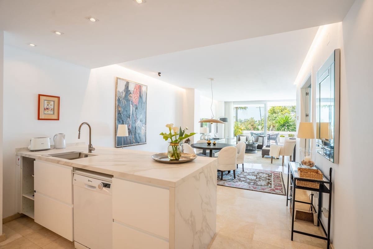 2 sovrum Lägenhet till salu i Estepona med pool garage - 950 000 € (Ref: 9892872)
