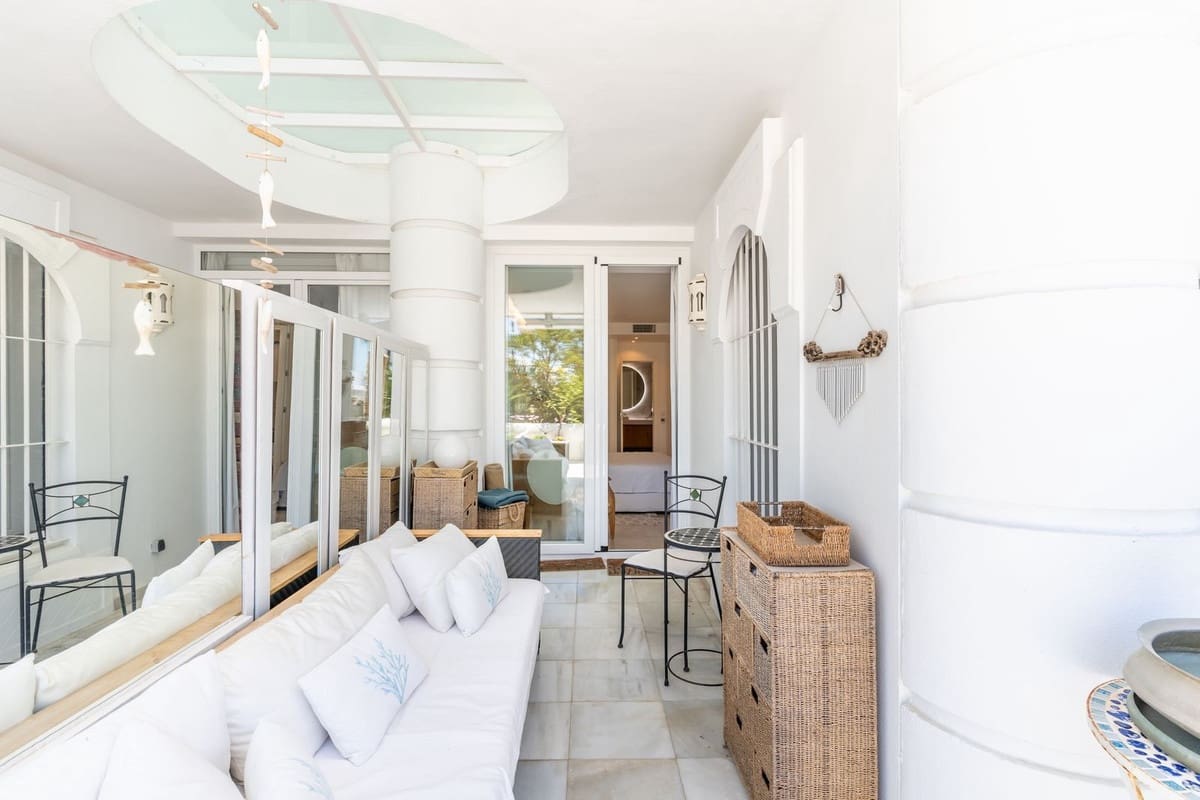 2 sovrum Lägenhet till salu i Estepona med pool garage - 950 000 € (Ref: 9892872)