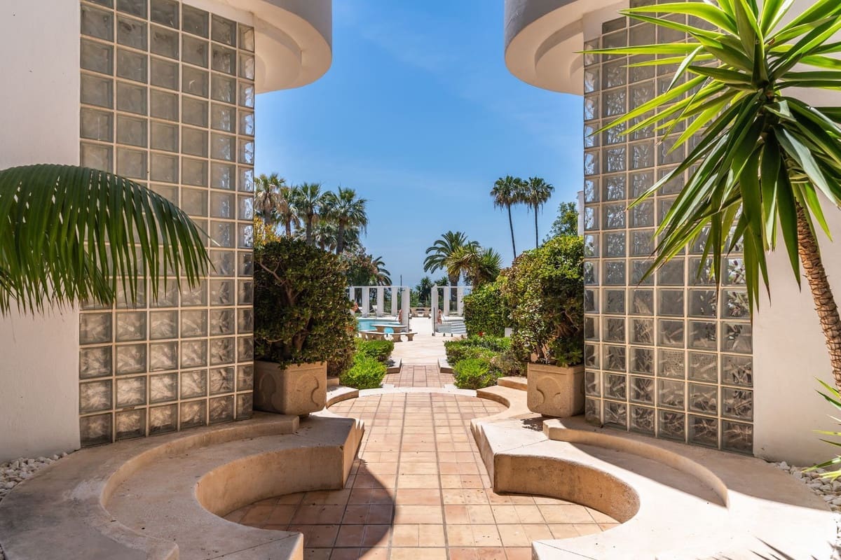 2 sovrum Lägenhet till salu i Estepona med pool garage - 950 000 € (Ref: 9892872)