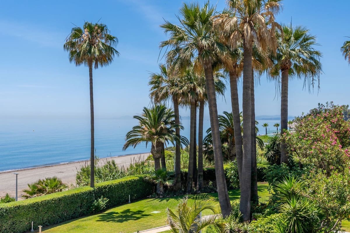 2 sovrum Lägenhet till salu i Estepona med pool garage - 950 000 € (Ref: 9892872)
