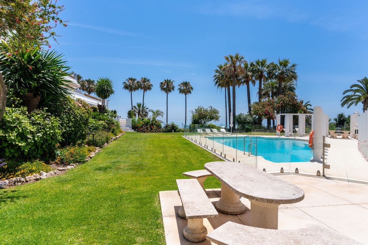 2 sovrum Lägenhet till salu i Estepona med pool garage - 950 000 € (Ref: 9892872)