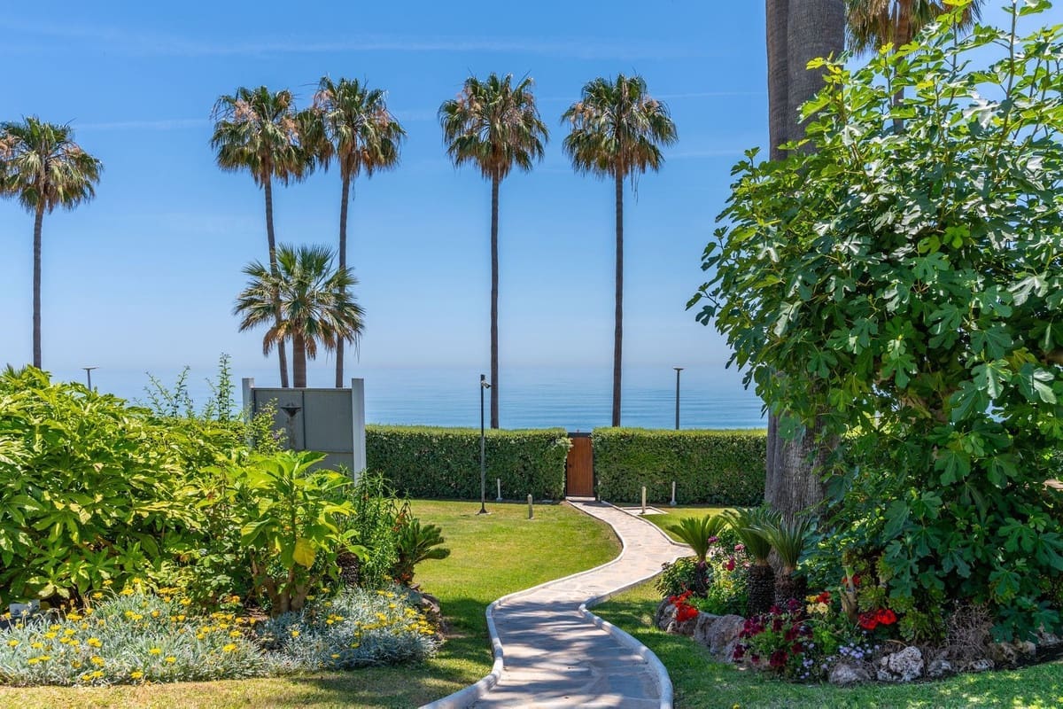 2 sovrum Lägenhet till salu i Estepona med pool garage - 950 000 € (Ref: 9892872)