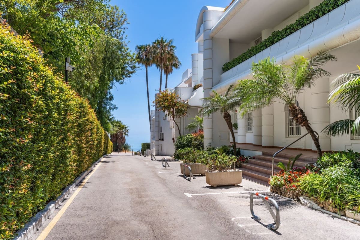 2 sovrum Lägenhet till salu i Estepona med pool garage - 950 000 € (Ref: 9892872)