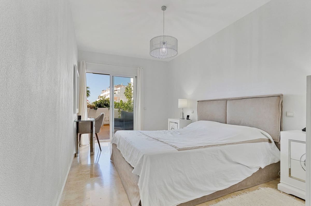 3 Zimmer Apartment zu verkaufen in Estepona mit Pool Garage - 460.000 € (Ref: 9902380)