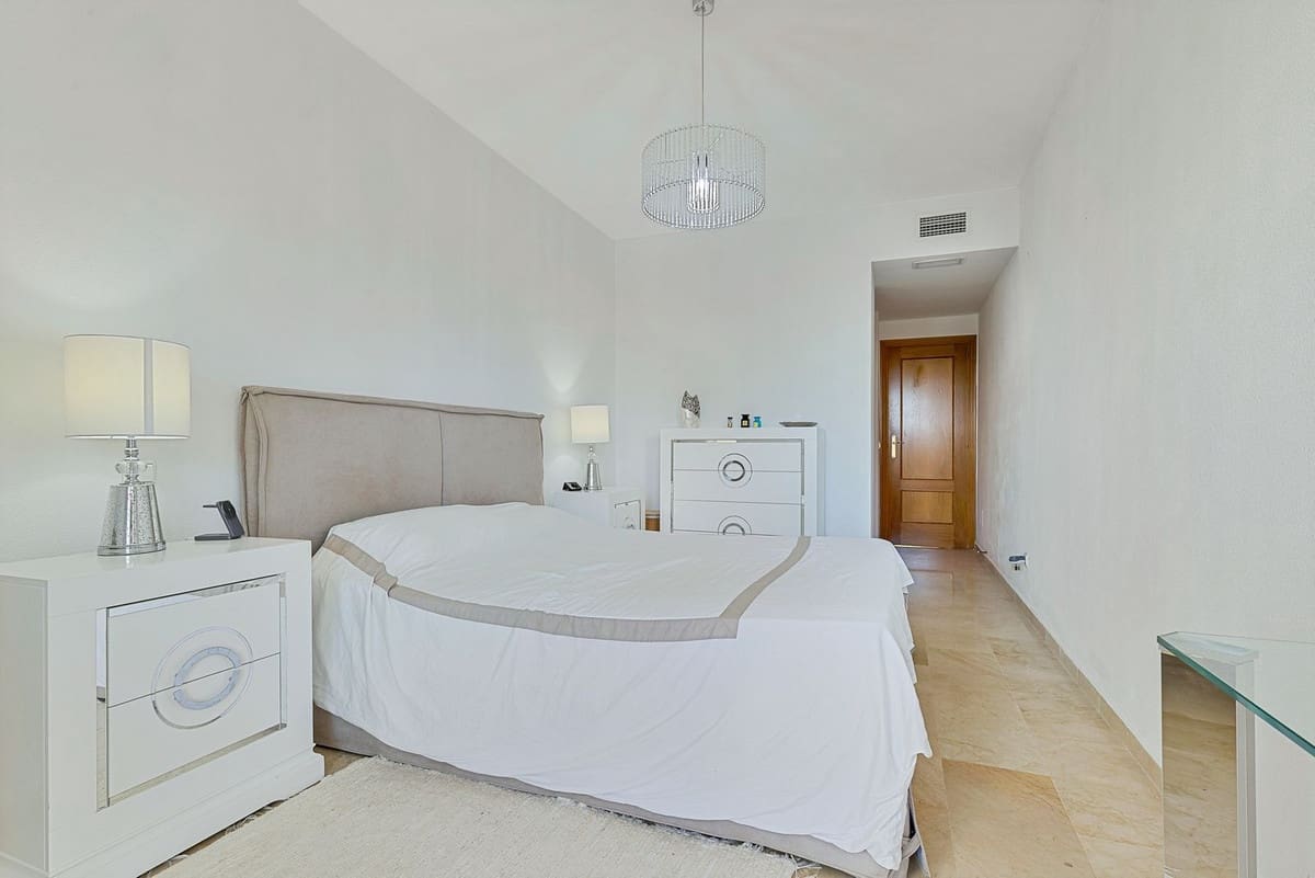3 Zimmer Apartment zu verkaufen in Estepona mit Pool Garage - 460.000 € (Ref: 9902380)