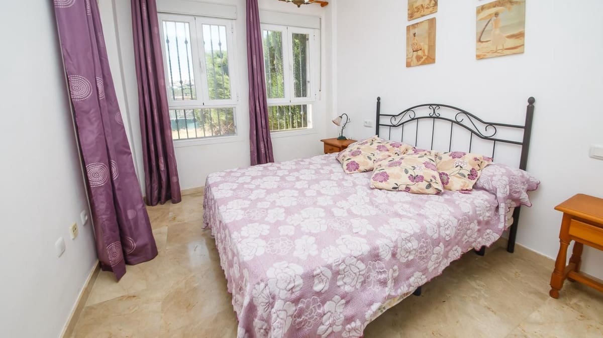 2 soveværelse Lejlighed til salg i La Duquesa / Puerto de la Duquesa med swimmingpool garage - € 269.000 (Ref: 9908862)