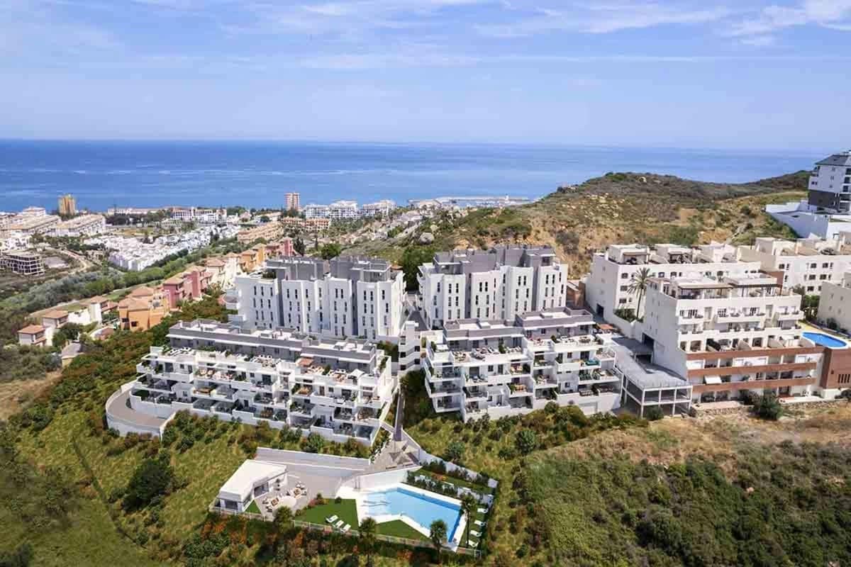 2 soveværelse Lejlighed til salg i La Duquesa / Puerto de la Duquesa med swimmingpool garage - € 288.000 (Ref: 9921115)