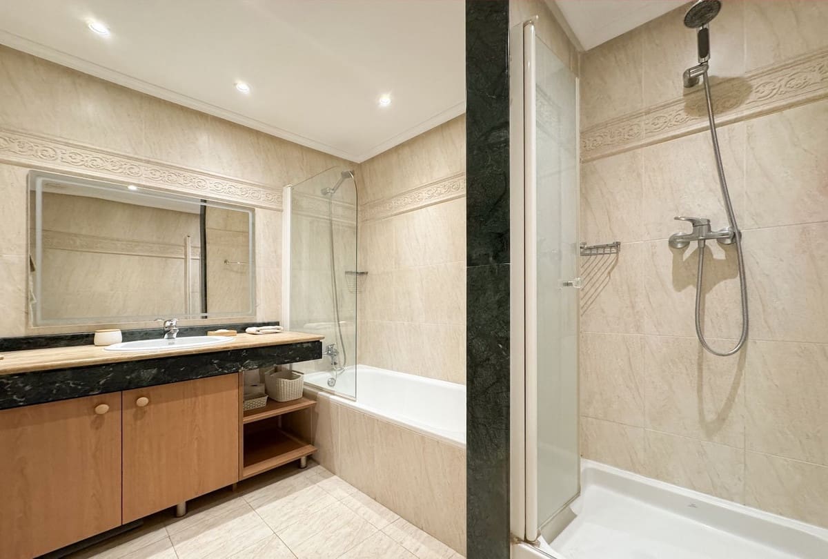 2 bedroom Apartment for sale in Estepona with pool garage - € 385,000 (Ref: 9929803)