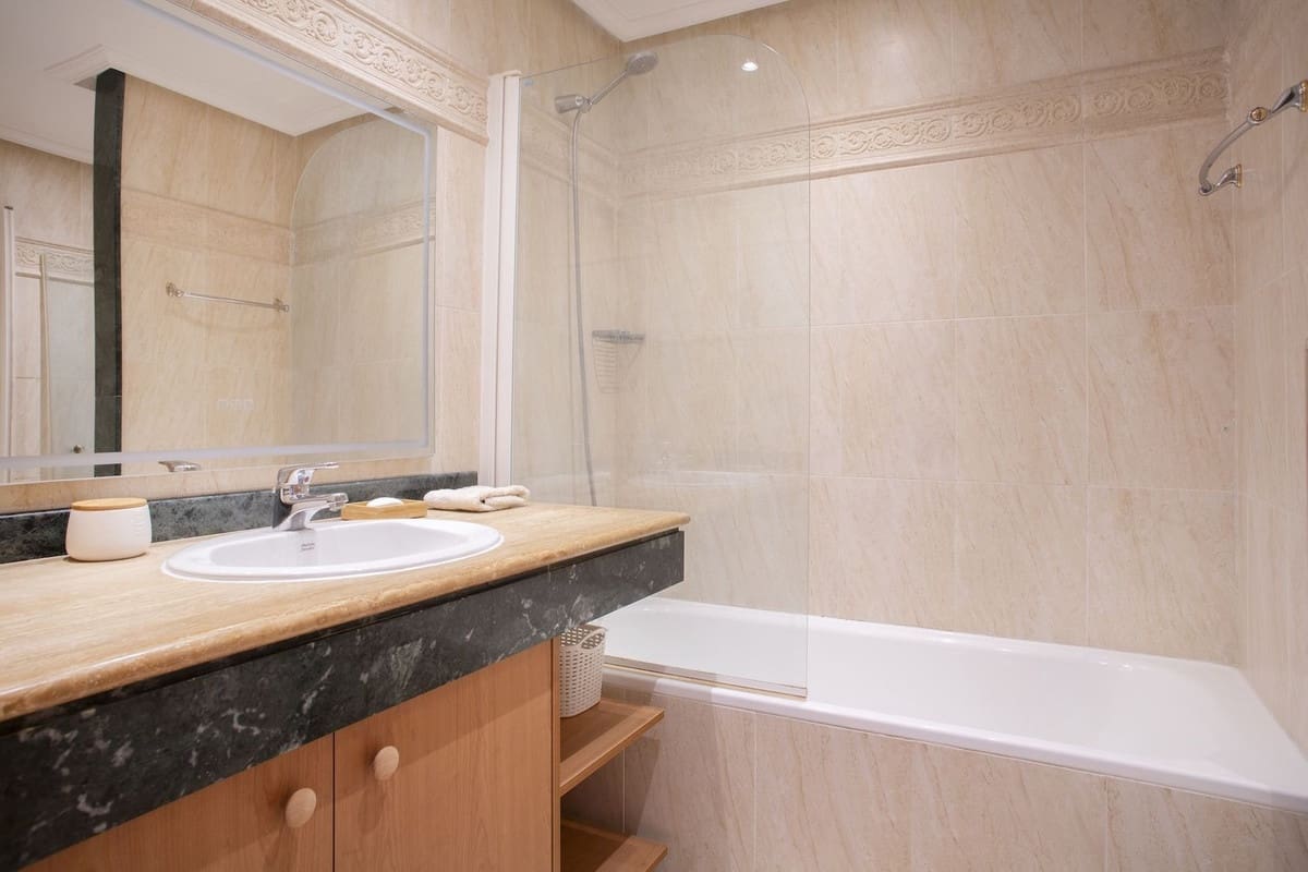 2 bedroom Apartment for sale in Estepona with pool garage - € 385,000 (Ref: 9929803)